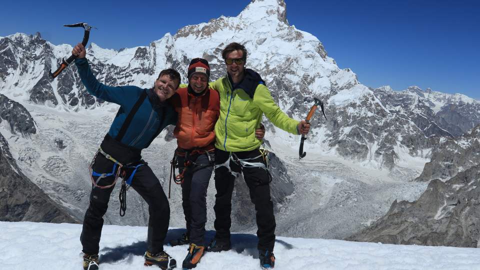 Gipfelglück mit Masherbrum im Hintergrund 