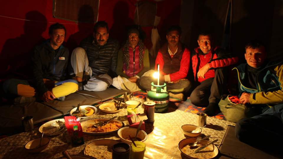 Abendbrot im Mess-Zelt zusammen mit unseren pakistanischen Begleitern 