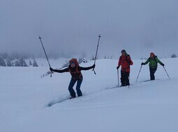 <div class="cmswysiwyg"><p><strong>Januar</strong>: Traditionell beginnt das Bergsportjahr mit dem Skitouren Opening - diesmal mit genügend Schnee, dafür mit wenig Sicht.</p>
<div class="cleardiv">&nbsp;</div></div>