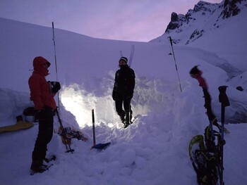 Bericht JuMa - &Uuml;bernachtung in einer (selbstgegrabenen) Schneeh&ouml;hle