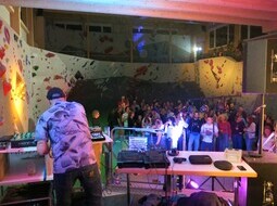 <div class="cmswysiwyg"><p>Zum Abschluss des Freitagabends vergnügte sich das Tanzvolk bei der Trompetendisko im neuen Boulderbereich.</p>
<div class="cleardiv">&nbsp;</div></div>