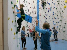 <div class="cmswysiwyg"><p>Mit fachkundiger Anleitung und Sicherung konnten Besucher*innen beim Schnupperklettern erste Versuche in der Vertikale unternehmen.</p>
<div class="cleardiv">&nbsp;</div></div>