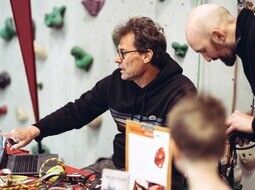 <div class="cmswysiwyg"><p>Wolfgang Huhn von der Biwakschachtel bot unter dem Motto „Geht das noch oder muss das weg?“ eine kostenlose Prüfung von mitgebrachtem Klettermaterial auf Alter und Verschleiß an.</p>
<div class="cleardiv">&nbsp;</div></div>