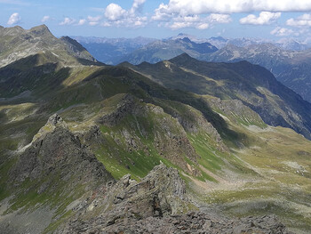 Endlich ein Gipfelbuch f&uuml;r den Mittelberg - Unterwegs mit Bohrmaschine, M&ouml;rtel und Blechschatulle