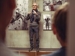<div class="cmswysiwyg"><p>Günter Maier erläuterte die Entstehung der Fotoausstellung "Kletterschick - Klettern mit Stil".</p>
<div class="cleardiv">&nbsp;</div></div>
