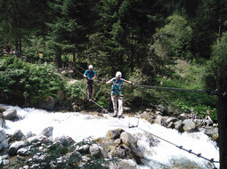 <div class="cmswysiwyg">2. Beim Überqueren der Seilbrücke<div class="cleardiv">&nbsp;</div></div>