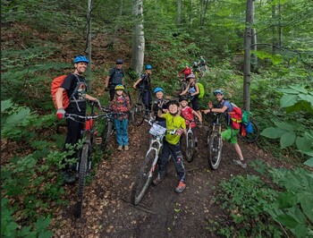 MTB Familienkurs am 30.06.2024 - Strahlende Gesichter bei Gro&szlig; und Klein auf einem Mountainbikeabenteuer am Albrand