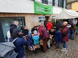 <div class="cmswysiwyg"><p><strong>Dezember</strong>: Auf dem Weihnachtsmarkt trifft sich Jung und Alt am DAV Stand zum Plausch und zum Basteln.</p>
<div class="cleardiv">&nbsp;</div></div>