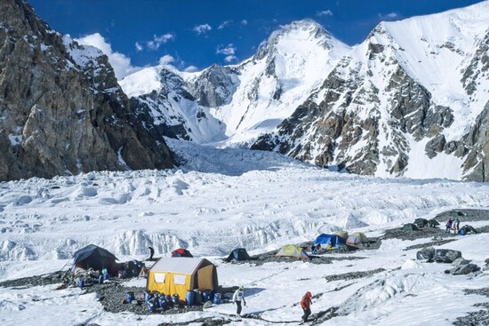 Basislager Hidden Peak und Gasherbrum II sowie Hidden Peak-8080 M klein