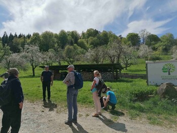 Internationaler Tag der Streuobstwiese - Streuobstwiesenwanderung: Traumwetter, ernsthaftes Lernen und gute Stimmung