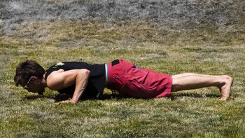 Trainingsvideo - Push ups mit Daoud, Till und Basti