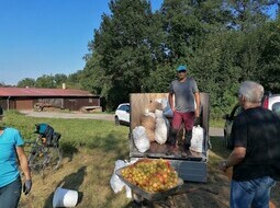 <div class="cmswysiwyg"><p><strong>September</strong>: Mit einer Rekordernte beendet die Streuobstinitiative das Apfeljahr, zu dem auch eine Wanderung zur Tübinger Hütte und ein Preis des Zwiefalter Naturfonds gehört.</p>
<div class="cleardiv">&nbsp;</div></div>